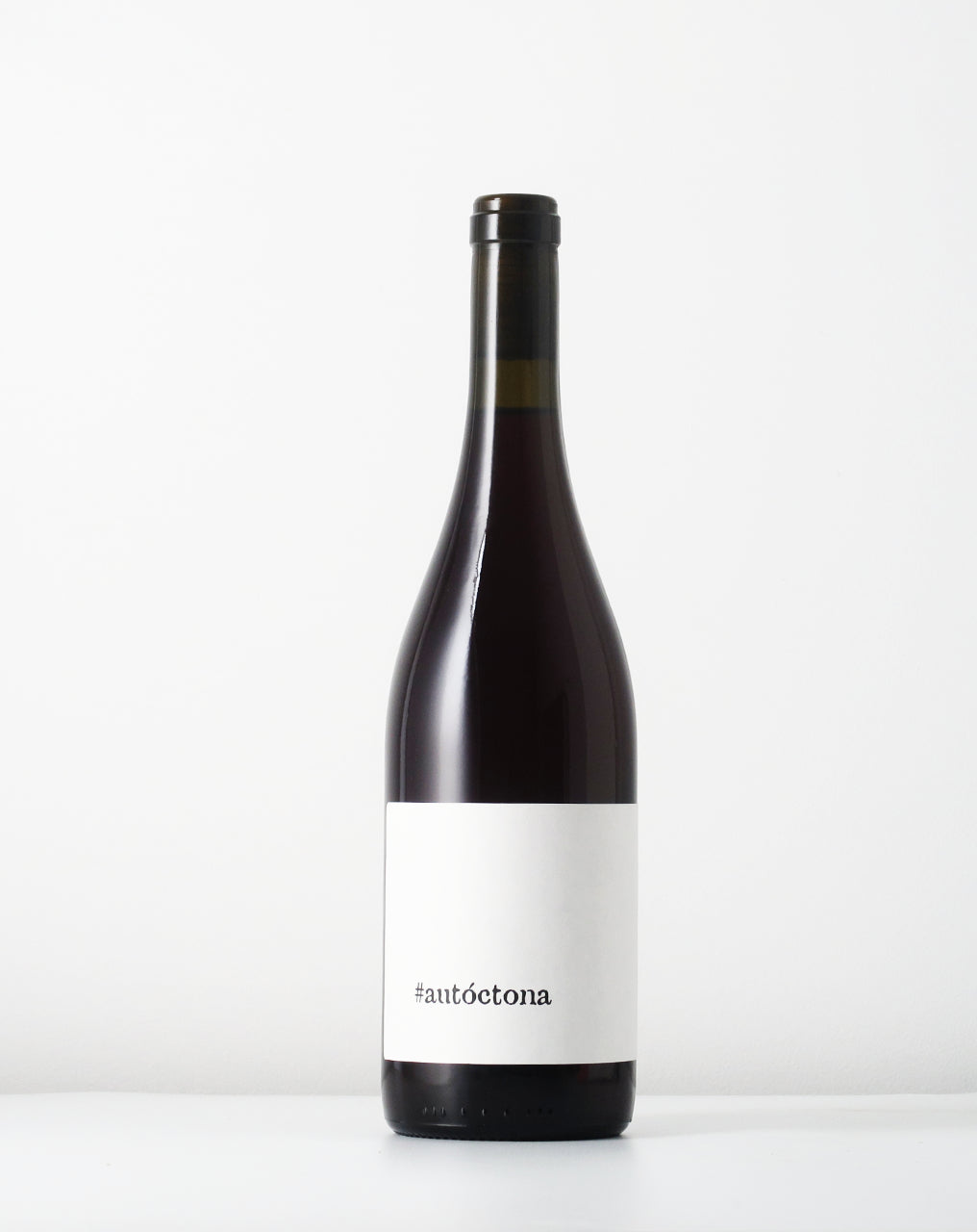 Made from Blasca (Sumoll), a grape eriety that has been missing from the southern peninsula since phylloxera. Valenzuela started grafting from a single vine, not even knowing the variety. Natural wine without any addditions.