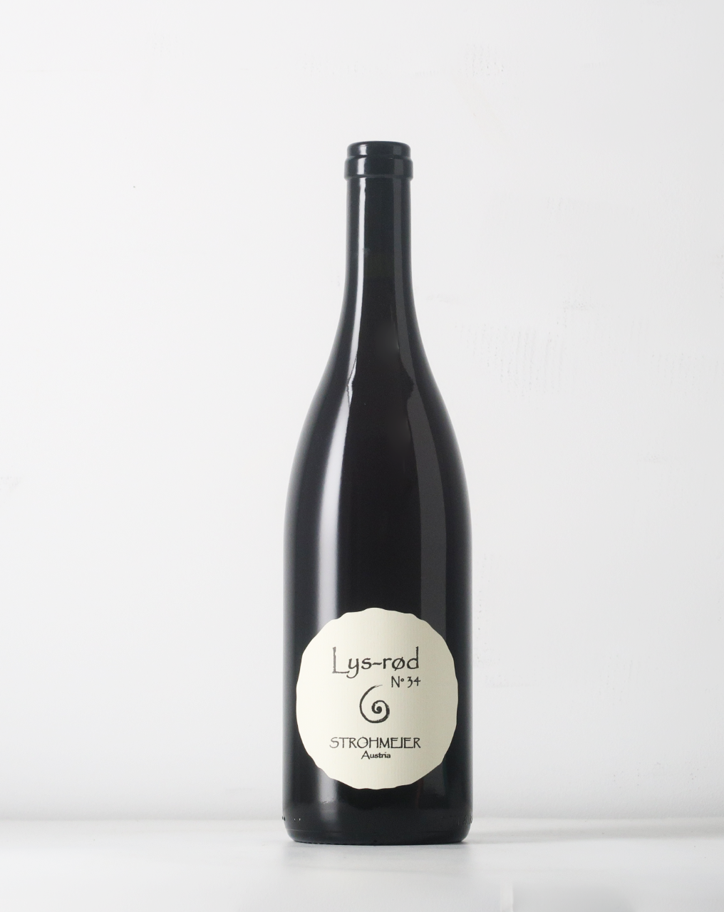 Strohmeier makes Lys-Rød from Blauer Wildbacher with minimal skin contact. A natural wine amazingly fresh and light from Styria.