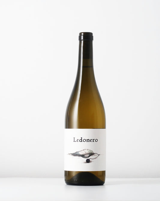 From grapes grown 1300 meters above sea leel in Sierra Nevada. Barranco Oscuro natural wines is the pioneers, no additions.