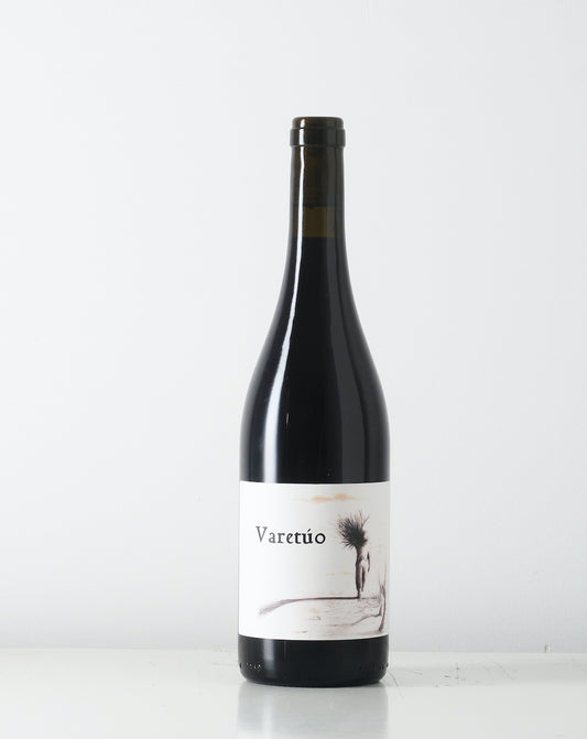 Made ffrom Tempranillo grown on poor, stoney soil in the Sierra Nevada, 1300 meters above sea level. Barranco Oscuro makes natural wine without ant additions.