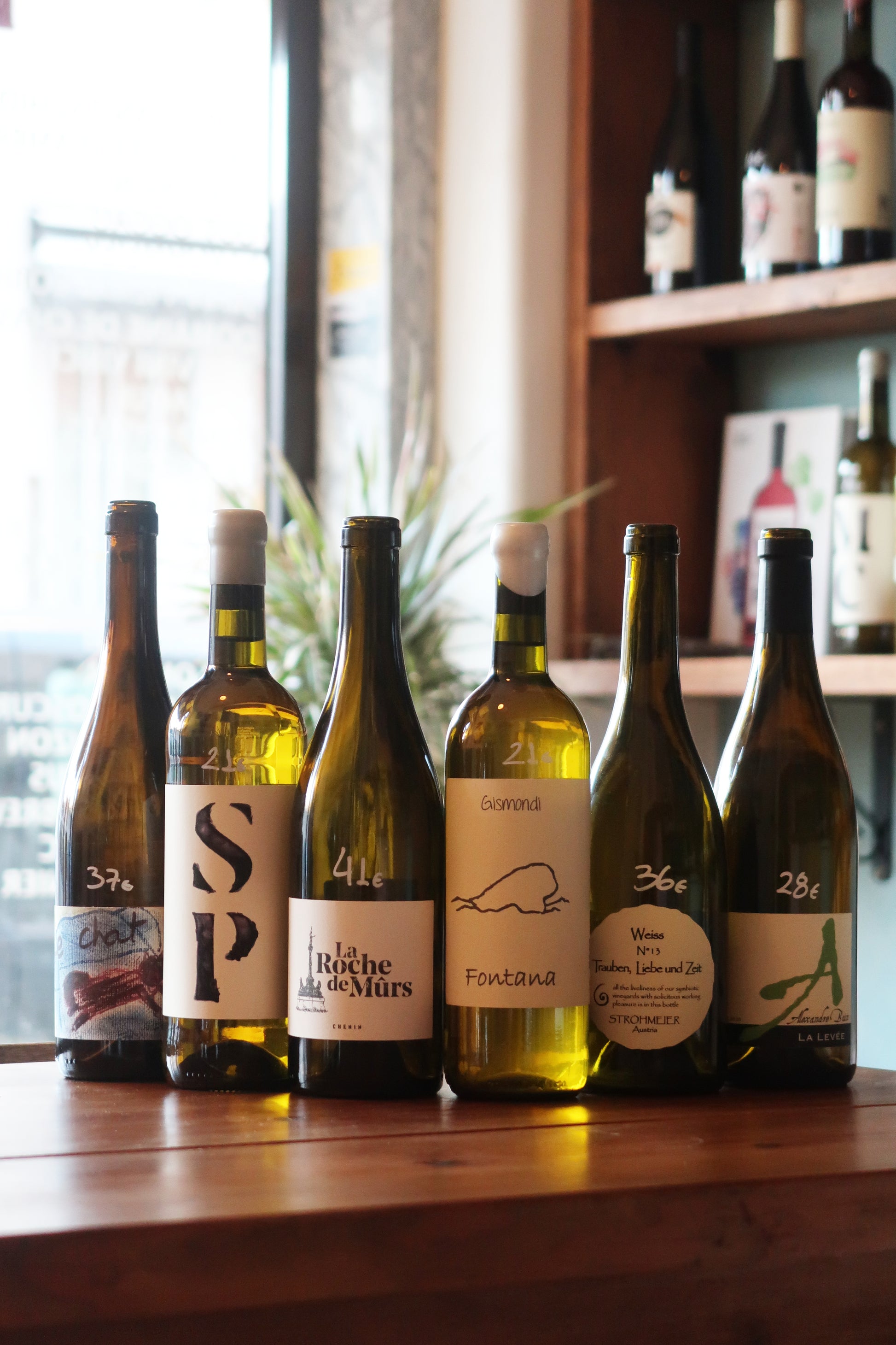 Get a beatiful mix of natural white wines packed in a box. From producers like Alexandre Bain, Strohmeier and La Grange aux Belles. No sulfites added.