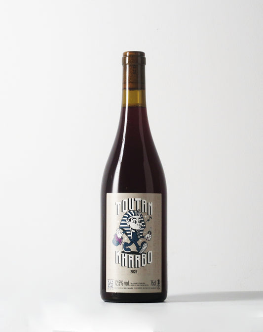 Primeur from ergerac! Beautiful blend of reds, carbiónic maceration, no fining, filtration or added sulphur. A fresh natural wine made with love.