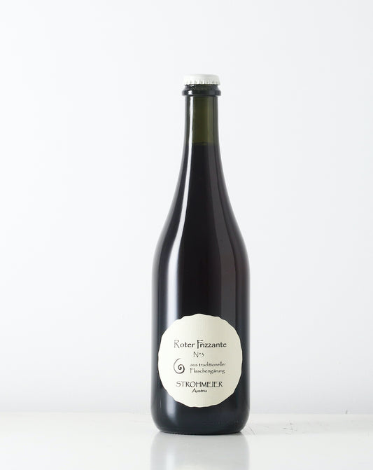 Made from Zweigelt, this sparklig light red is just delicious. Strohmeiers hands tend to make magic in the cellar.