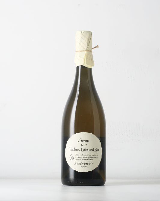 A beautiful natural wine from Strohmeier in Styria, Austria. A Sauvignon Blanc with one month of skin contact that gives this wine a lovely amber colour. Balanced and without any added sulfites.
